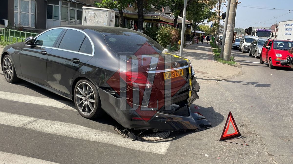 Accident rutier în Nicolina. Coliziune între două autoturisme. În urma impactului, Fordul s-a oprit în stâlp – EXCLUSIV, FOTO, VIDEO