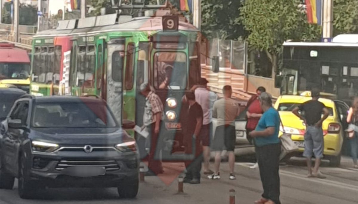 Accident rutier în Podu Roș din municipiul Iași unde un tramvai a acroșat un autoturism – EXCLUSIV FOTO