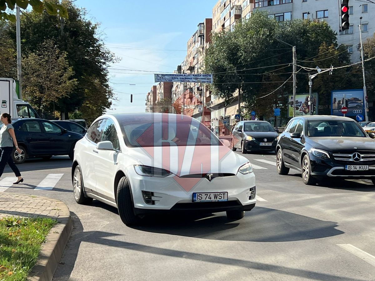 Omul de afaceri Florin Boca a intrat cu un bolid Tesla într-un livrator în zona Tg. Cucu – EXCLUSIV, FOTO