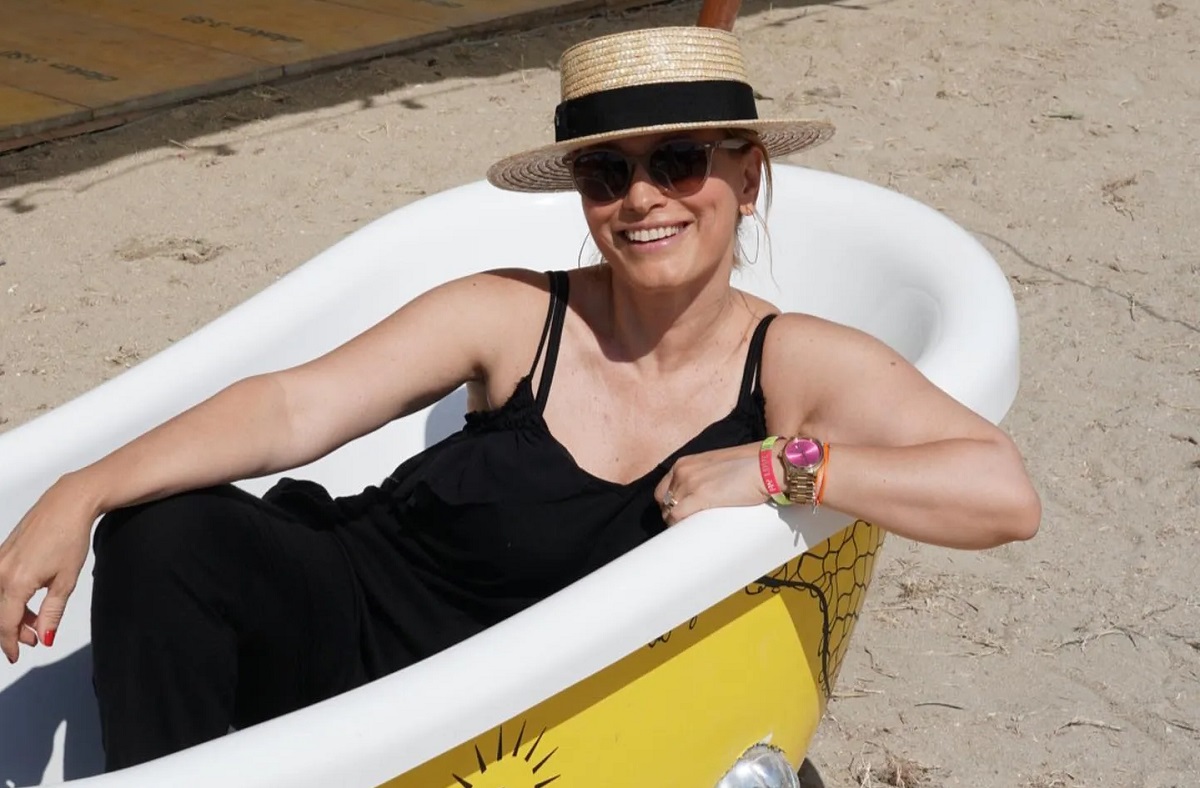 Cât costă celebra rochie pe care Andreea Esca a purtat-o la Untold. E făcută de un designer român