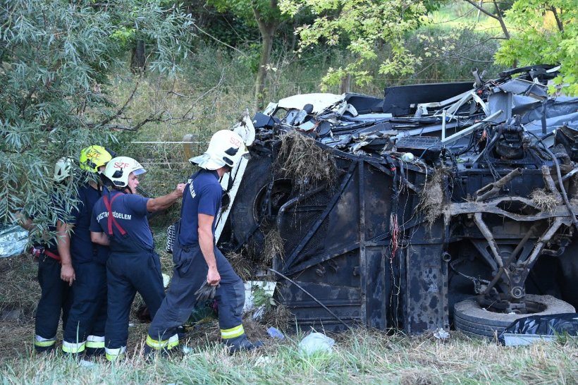 Un autocar plin cu turişti s-a prăbuşit într-o râpă, în Turcia. Cinci oameni au murit, iar alţi 36 au ajuns la spital