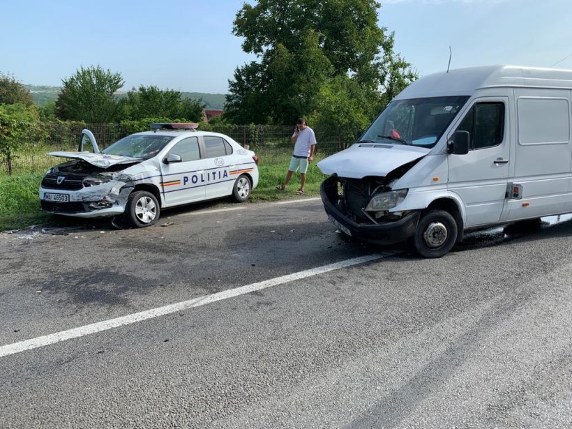 Acident rutier între o autoutilitară și maşina Poliţiei la Măgura, în Buzău. Şoferul s-a speriat de radar