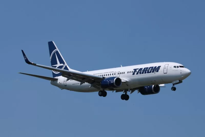 Incident pe Aeroportul Otopeni. Un avion Tarom cu geamul fisurat s-a întors de urgență pe aerogară