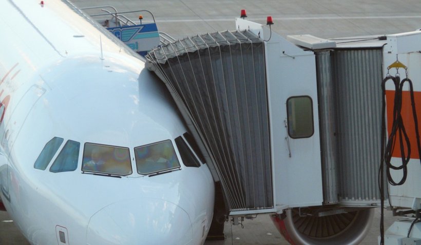 Probleme pe Aeroportul Otopeni. Un pasager a murit în avion, iar un altul în scaun cu rotile este blocat