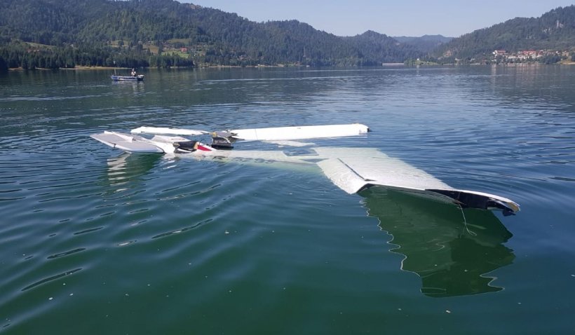 Un avion cu două persoane la bord s-a prăbuşit în Lacul Colibiţa. Intervenţie de urgenţă a salvatorilor