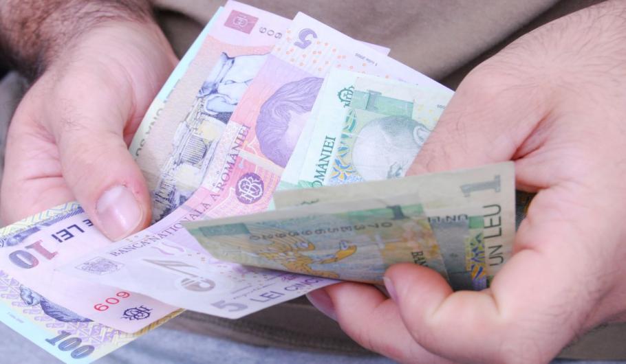 Noi majorări. Salariul minim al românilor creşte cu 450 lei, iar pensiile cu 10%