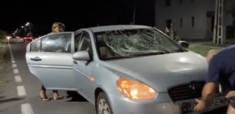 Un bărbat din Târgovişte a fost lovit din plin de o mașină. Acesta se grăbea să prindă taxiul