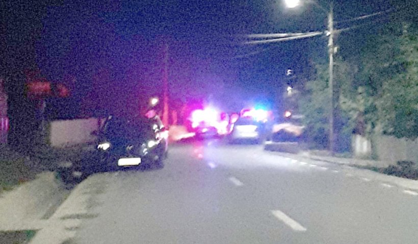 Un bărbat care dormea frecvent în mijlocul drumului a murit călcat de mașină, în Vaslui. Vecinii l-au văzut, dar nu l-au trezit