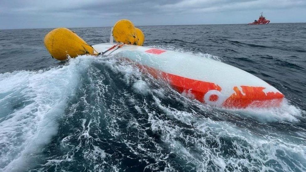 Un bărbat supraviețuiește 16 ore intr-o barcă răsturnată în Atlantic – FOTO
