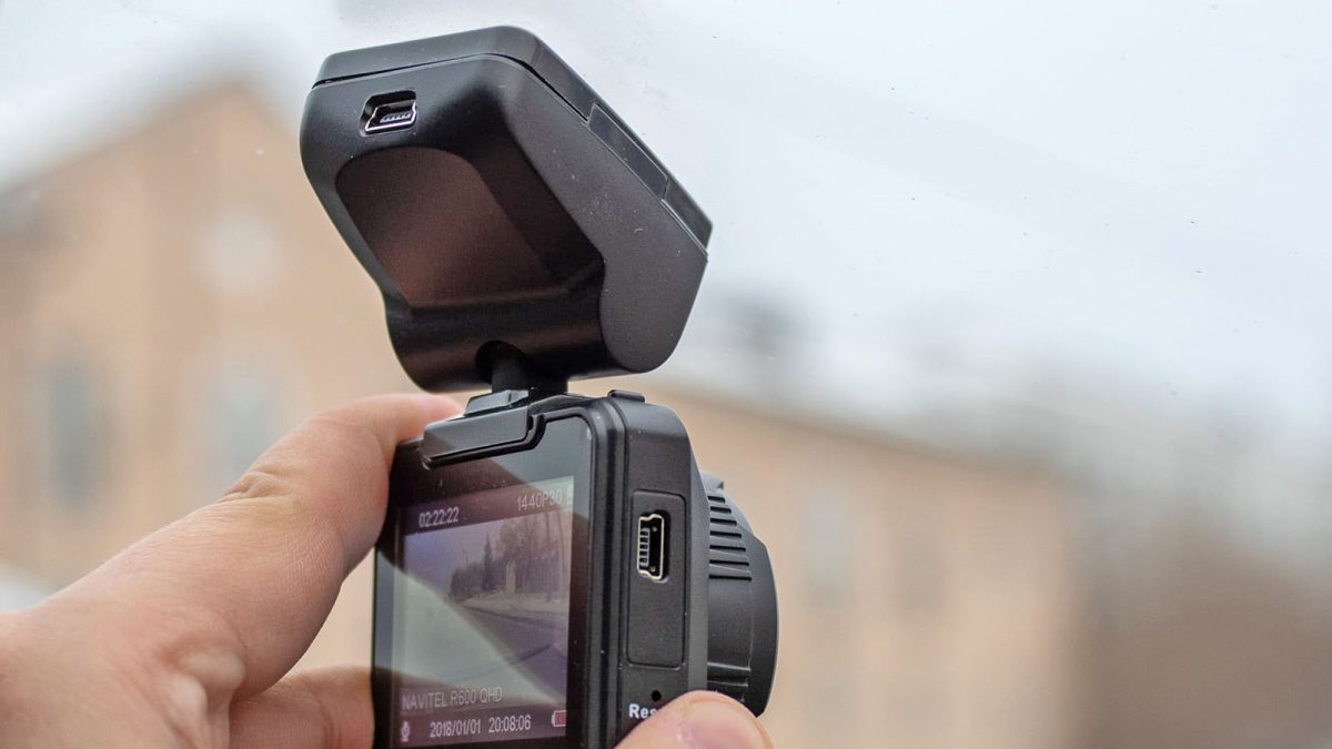 Camera de bord îţi poate aduce amenzi uriaşe. Ce greşeală fac mulţi români care deţin una