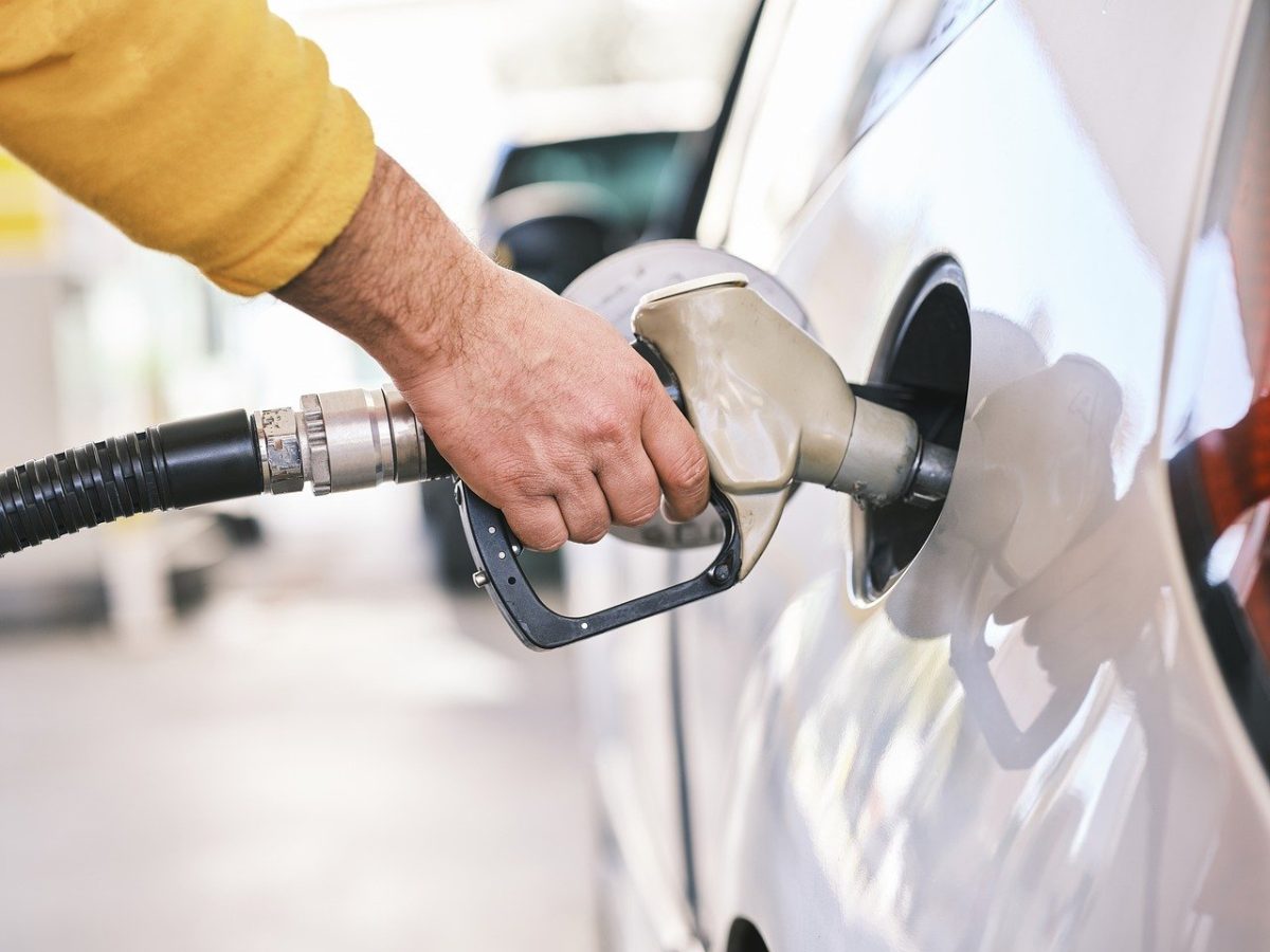 Guvernul ia în calcul să renunțe la ajutorul de 50 de bani pe litru de carburant. Decizia va fi luată în coaliţia de guvernare
