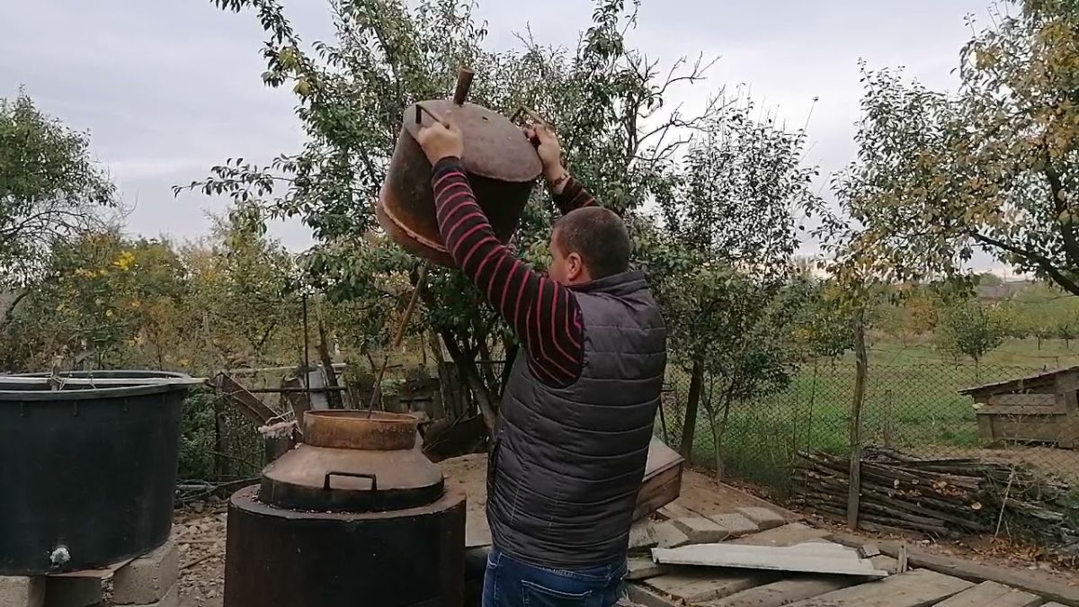 Un bărbat din judeţul Iaşi a suferit arsuri, în timp ce făcea ţuică – EXCLUSIV