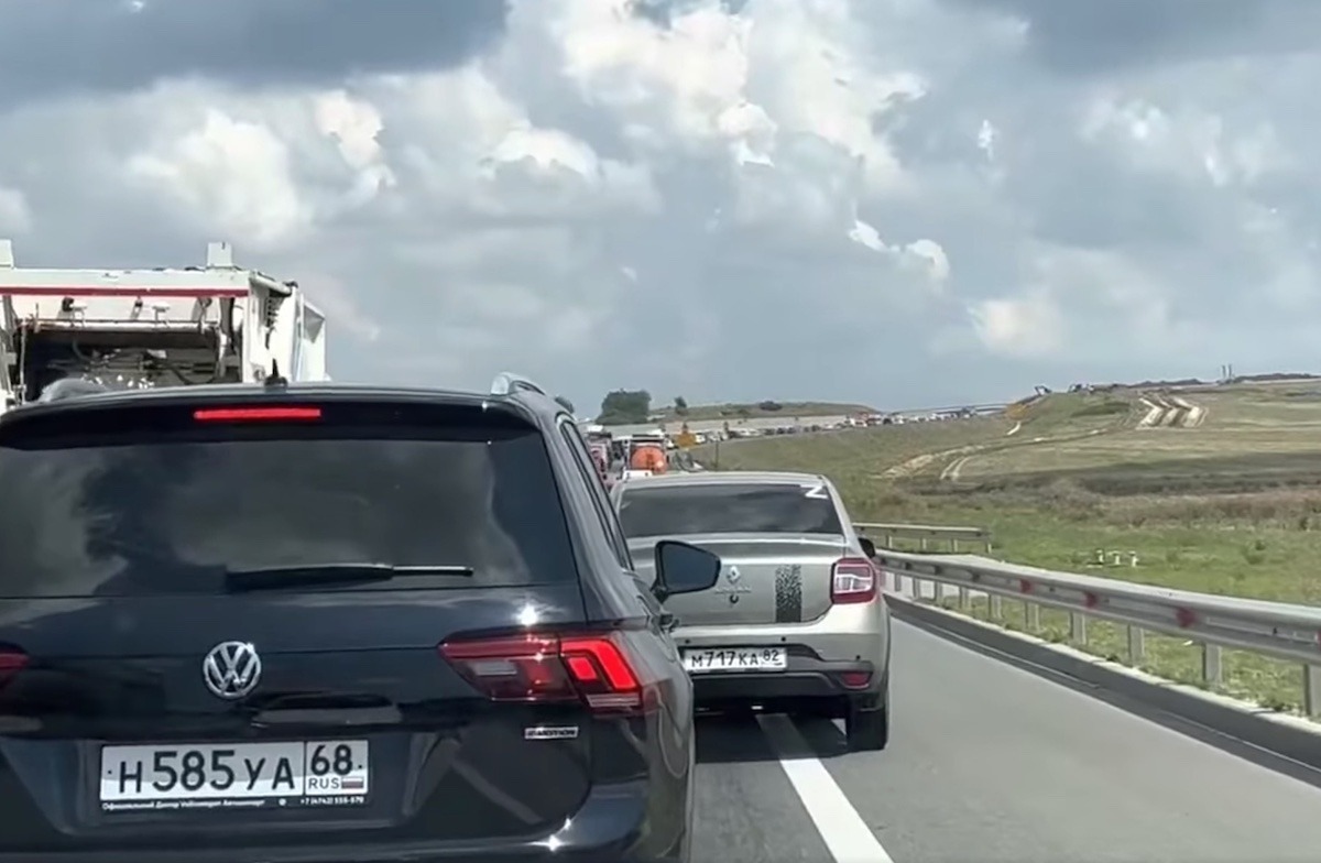 Oamenii din apropierea centralei de la Zaporojie încep să părăsească regiunea. S-au format cozi uriașe de mașini