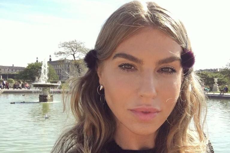 Corina Bud, în ipostaze nud pe rețelele de socializare. Cum reușește să se mențină în formă celebra artistă