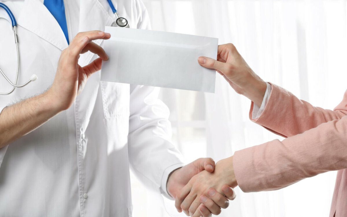 Corupția din sistemul medical plasează România pe primul loc în Uniunea Europeană. Salariile uriașe din sistem nu a îndepărtat șpaga