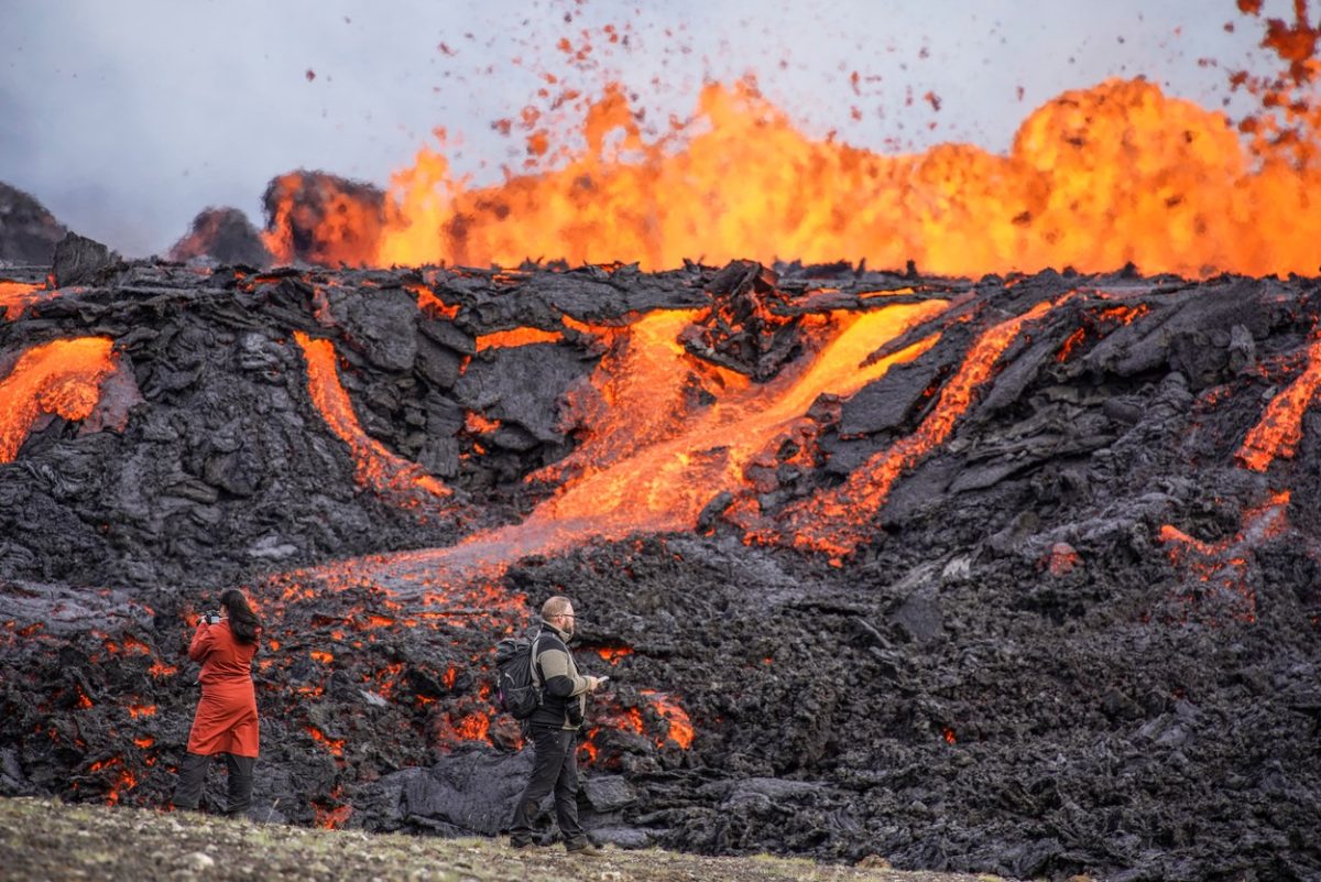 Erupţie vulcanică în apropiere de capitala Islandei. Jeturile de lava par a fi o atracţie turistică, în ciuda recomandărilor autorităţilor