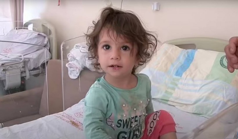 Oamenii au rămas uimiţi de ce a făcut o fetiţă de doi ani din Turcia după ce şarpele cu care se juca a muşcat-o