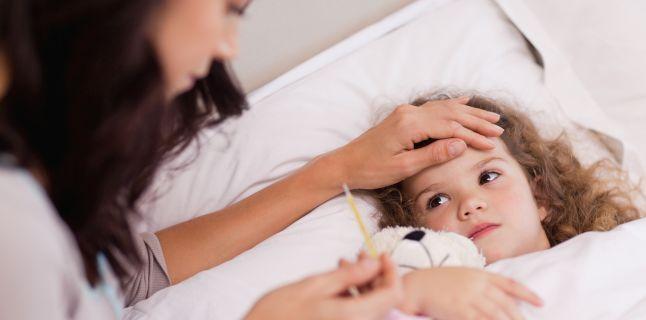 Ce scade febra rapid la copii? Trei metode să reduci temperatura fără medicamente antipiretice