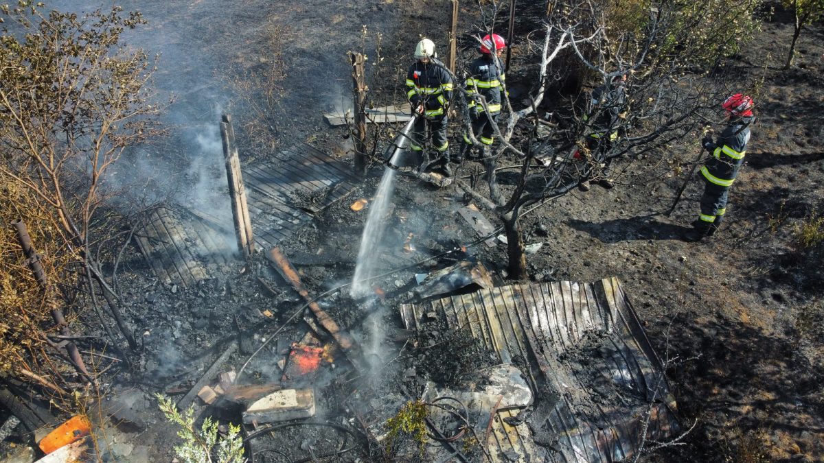 Incendiu de vegetaţie uscată în localitatea Golăieşti. Pompierii ISU Iaşi intervin în forţă