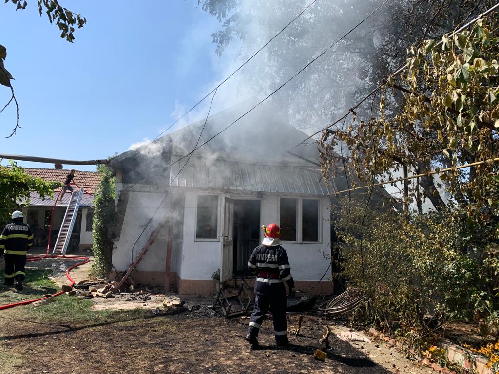 Incendiu în judeţul Iaşi. O casă a fost cuprinsă de flăcări – FOTO