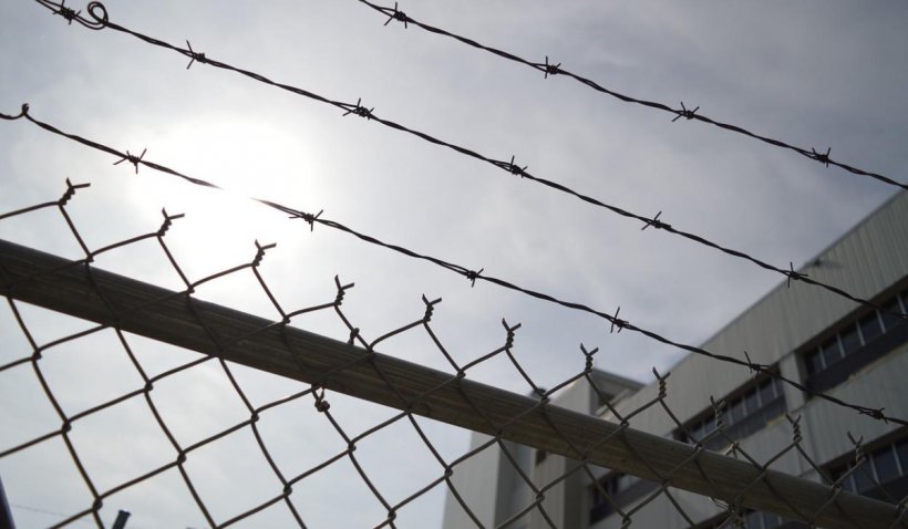 Incendiu la Penitenciarul Oradea. Un deţinut a murit după ce a dat foc unor saltele