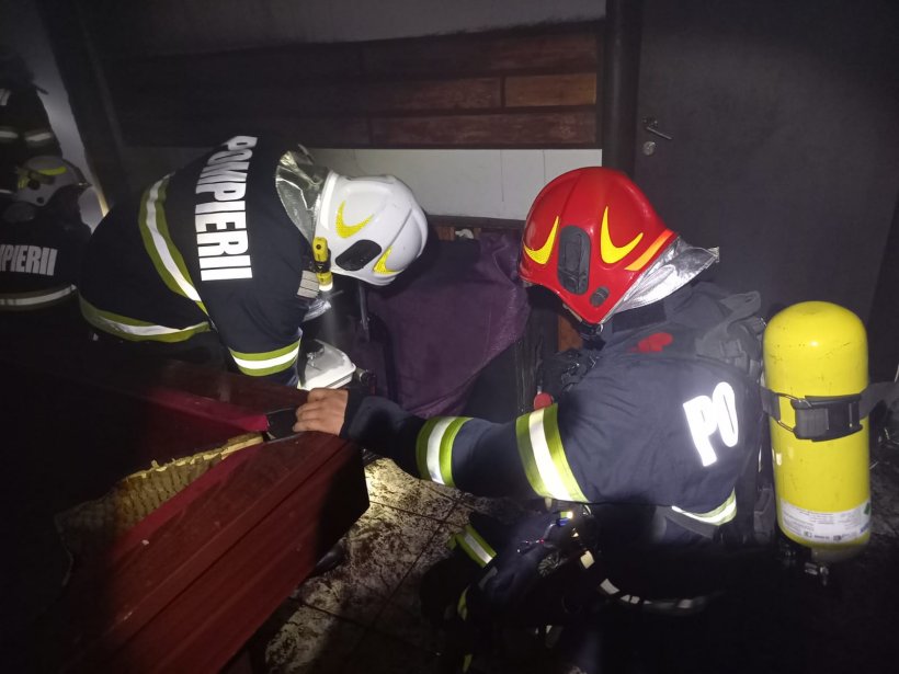 Incendiu la o pensiune din Vâlcea. Cel puţin 50 de persoane au fost evacuate, dintre care 41 de copii