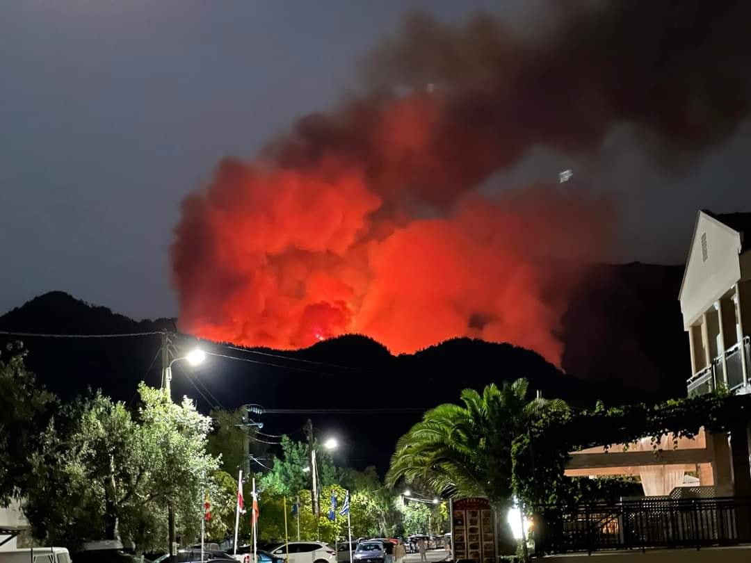 Incendiu puternic în insula Thassos. Peste 100 de pompieri, zeci de vehicule şi elicoptere intervin pentru a stinge flăcările – FOTO