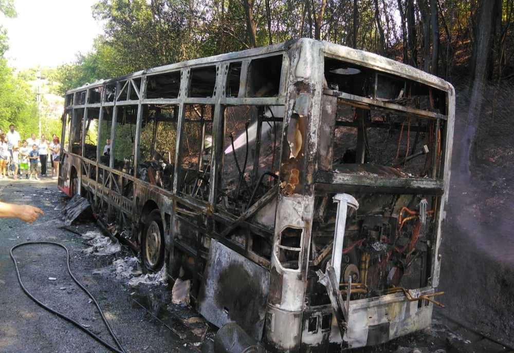 Un autobuz a luat foc pe ruta Bistrița-Slătinița. În mijlocul de transport se aflau 16 pasageri