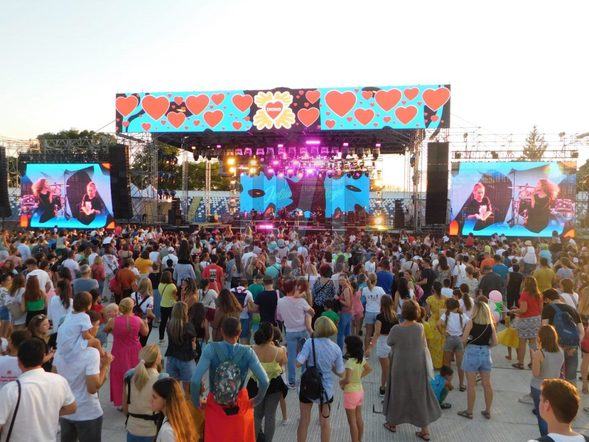 Peste 7.000 de persoane au împânzit stadionul din Copou la INIMO! Atmosferă de festival la Iași – FOTO, VIDEO