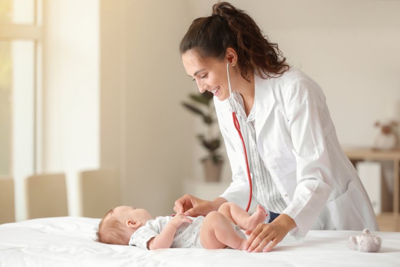 medic care verifica burtica unui copil cu un stetoscop