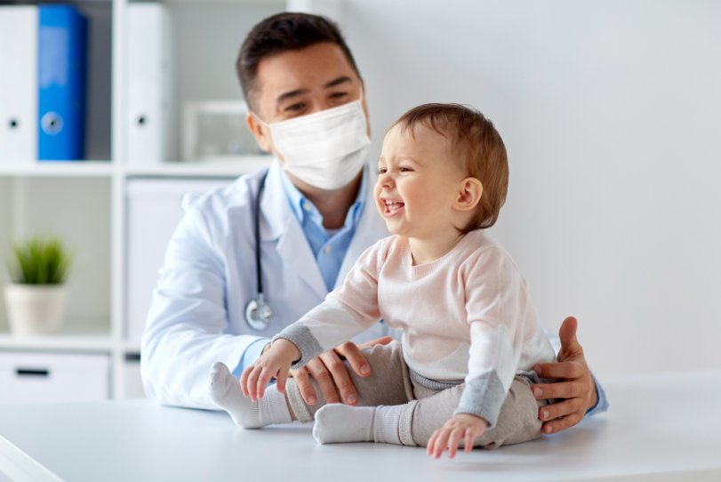 medic care face un control unui copil