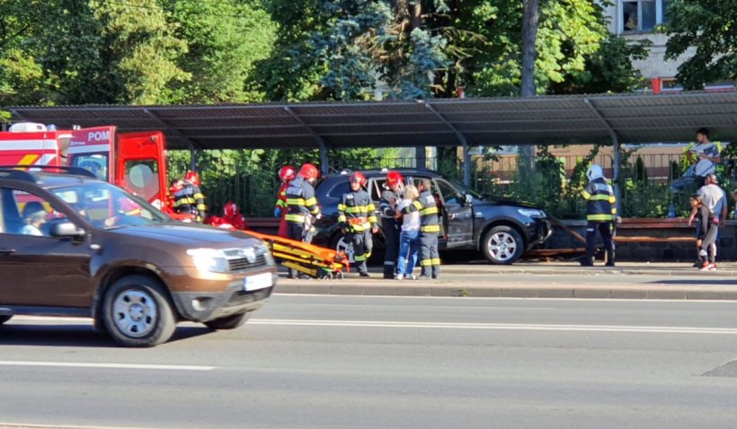 O mașină a intrat într-o stație de autobuz din Baia Mare. Trei victime, una este resuscitată