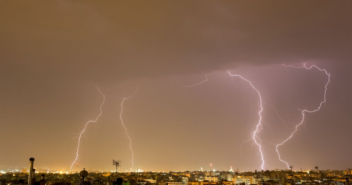 Avertizare meteo. Vor urma ploi și furtuni în toată țara, iar temeperaturile vor scădea