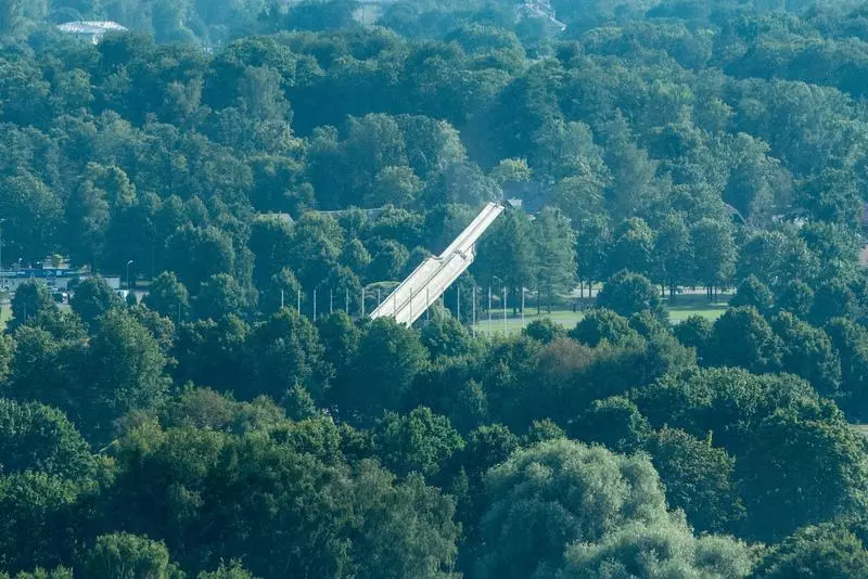Monumentul dedicat Victoriei Sovietice din Riga a căzut în mod spectaculos – VIDEO