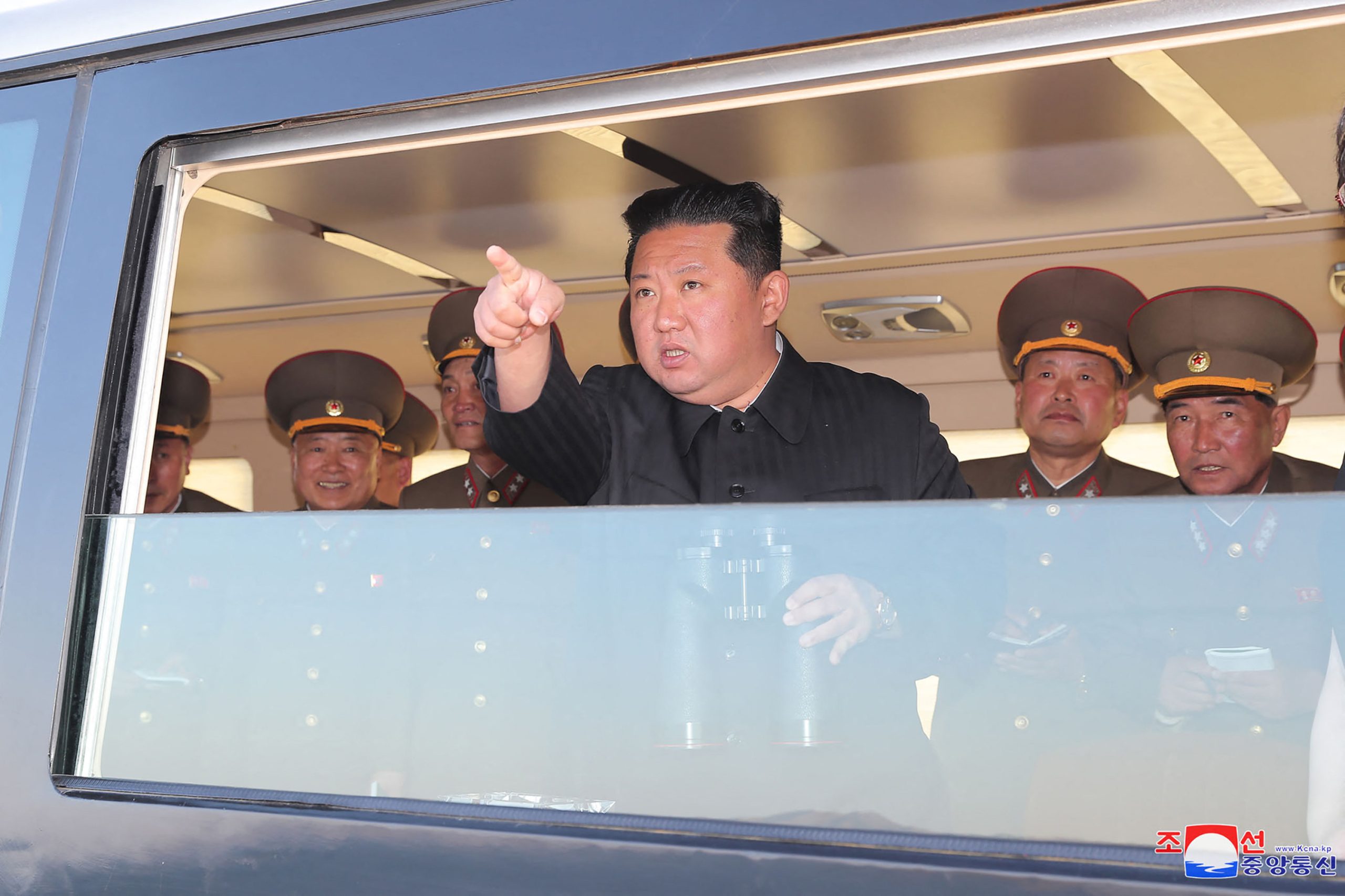 Liderul Coreei de Nord alaturi de generalii sai