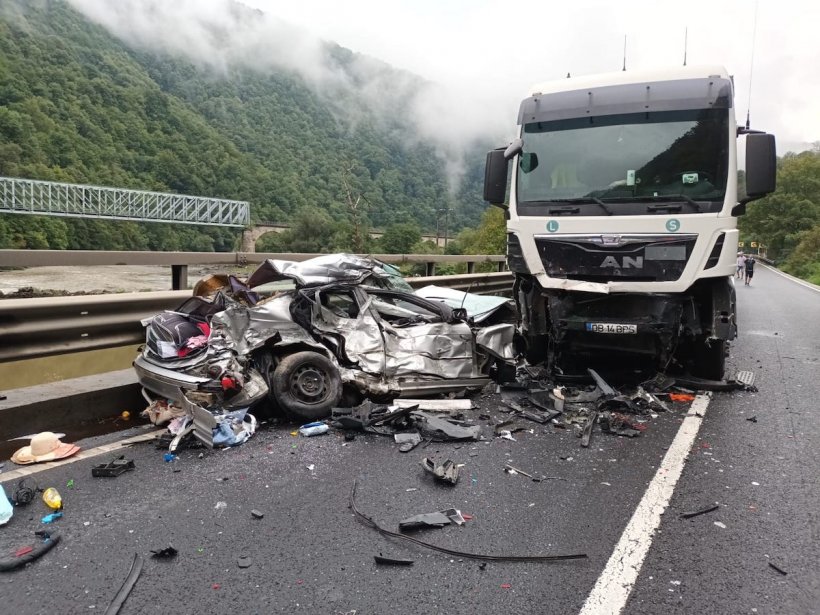 Accident rutier îngrozitor pe Valea Oltului. O mamă a murit strivită cu copilul în braţe