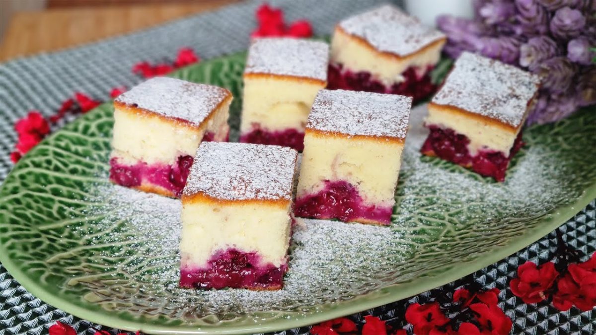 Pandișpan cu mure, un desert dulce-acrișor irezistibil. Rețeta cu care îi vei cuceri pe cei de la masă