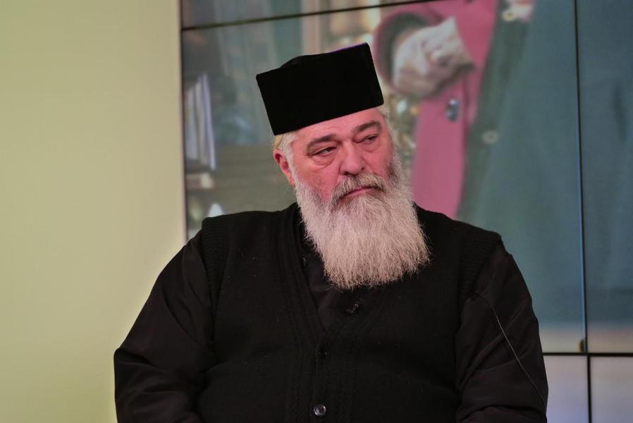 Părintele Calistrat Chifan de la Mănăstirea Vlădiceni, despre motivul pentru care un copil trebuie să aibă naș la botez – VIDEO