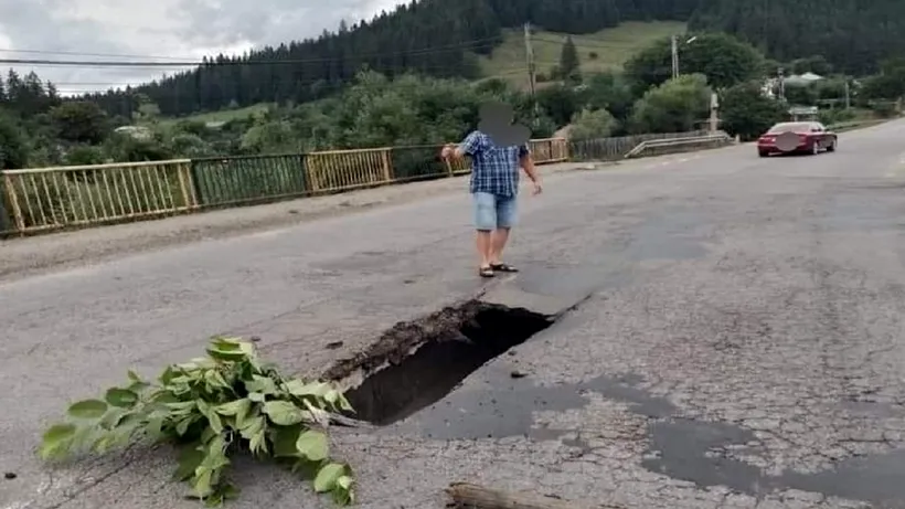 O bucată de șosea de pe un pod din Neamț s-a surpat. Trafic restricționat pentru camioane