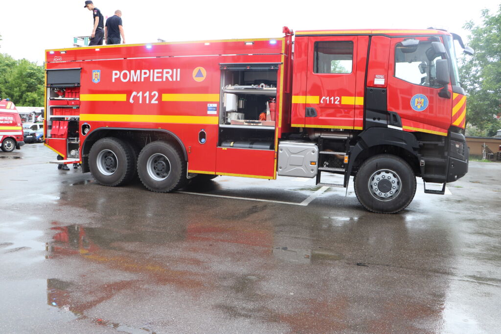Fum pe casa scării în municipiul Iasi, strada Vasile Lupu. Cel puţin 50 de persoane au fost evacuate – EXCLUSIV