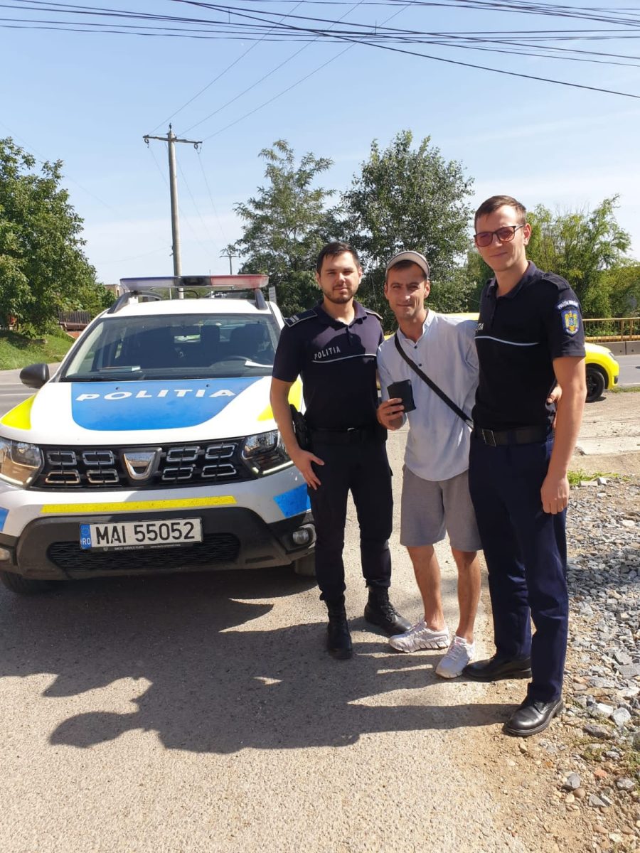 Portofel cu bani şi acte, găsit de un bărbat pe o stradă din comuna Ciurea. Ieşeanul a înmânat obiectul poliţiei – FOTO