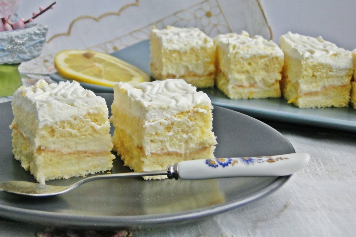 Prăjitură cu blat de cocos și cremă de lămâie. Un desert delicios pentru ocazii speciale