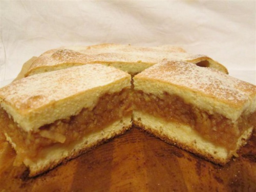prăjitură turnată cu mere feliată