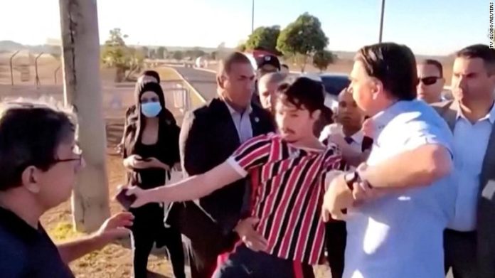 Cuprins de nervi, președintele Braziliei a sărit să bată un youtuber celebru – VIDEO