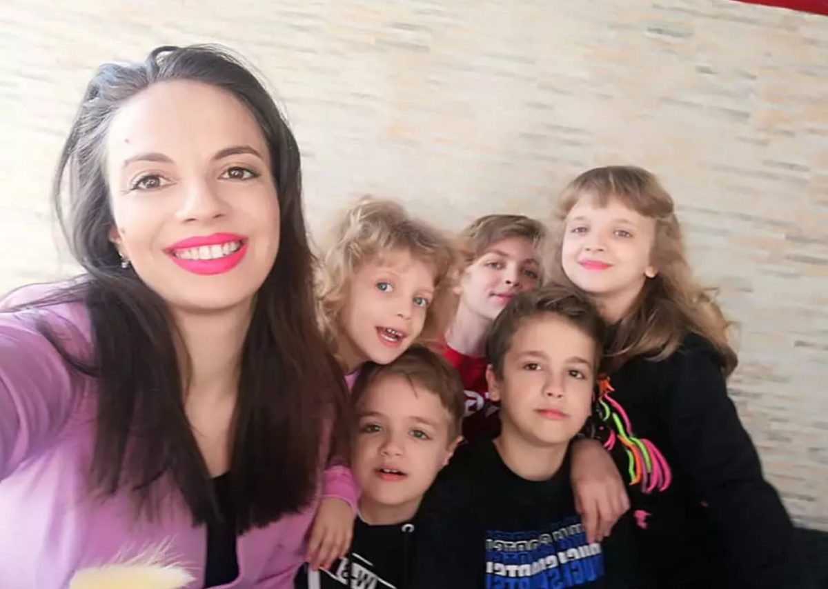 Raluca de la „Angels”, o mamă cu cinci copii, nu are nevoie de bonă. Cum se descurcă aceasta