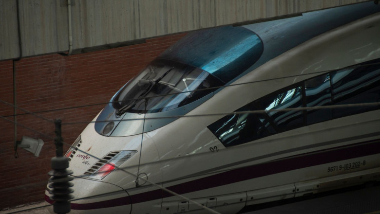Un român a furat cabluri electrice, în Spania. Circulaţia trenurilor de mare viteză pe ruta Madrid – Barcelona, blocată