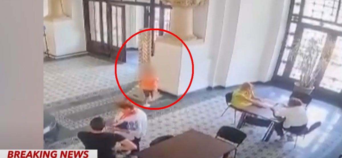 Iată momentul în care statuia se prăbușește peste copil, în Primăria Capitalei – VIDEO