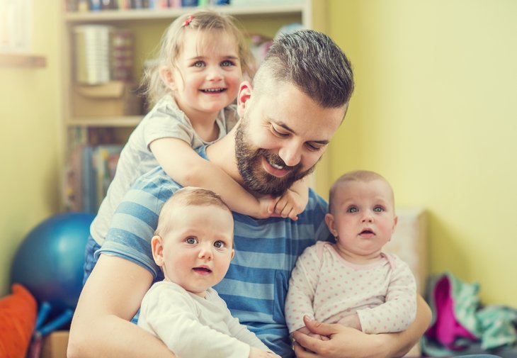 Taţii ar putea fi obligaţi prin lege să-şi ia concediu de creştere a copilului