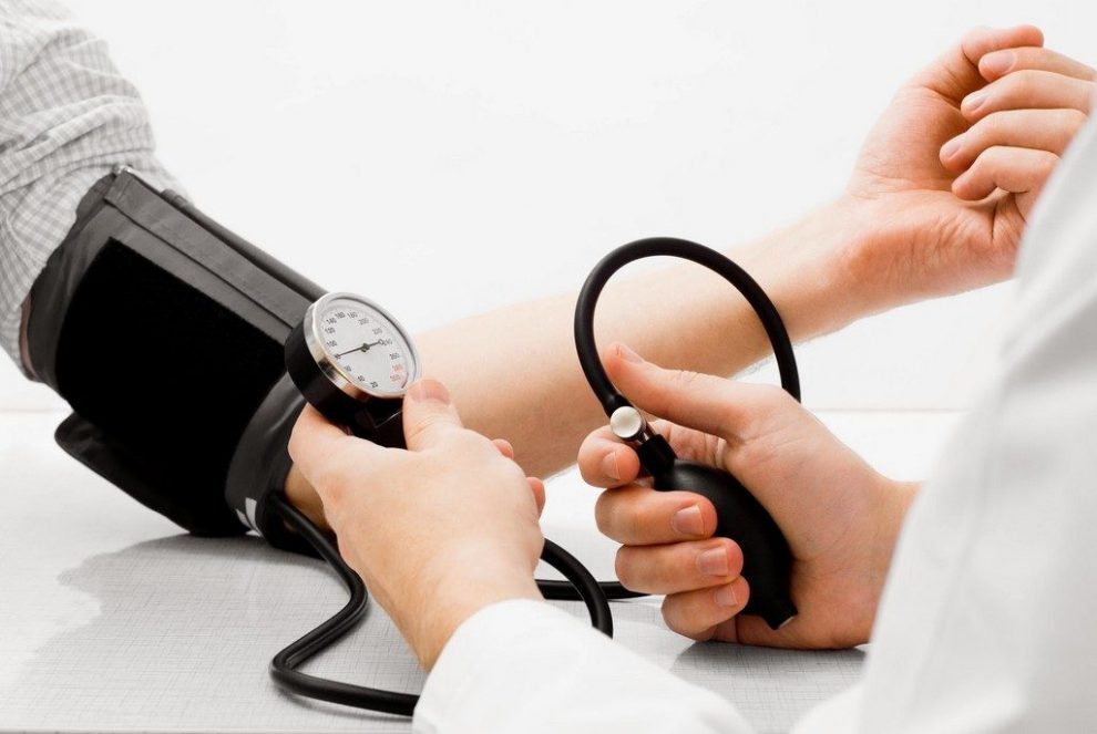 Care sunt simptomele unei tensiuni mărite? Iată cum se poate menține o tensiune arterială normală