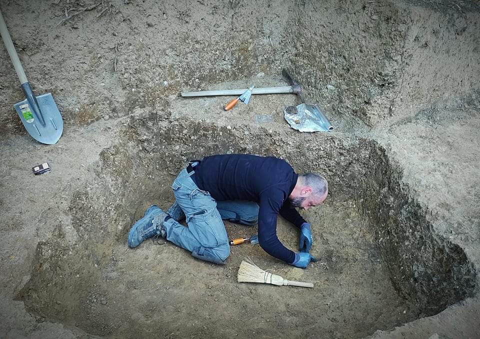 Echipa, coordonată de un arheolog, absolvent al Universității „Cuza” din Iași a făcut o descoperire istorică spectaculoasă, veche de 7.000 ani – GALERIE FOTO